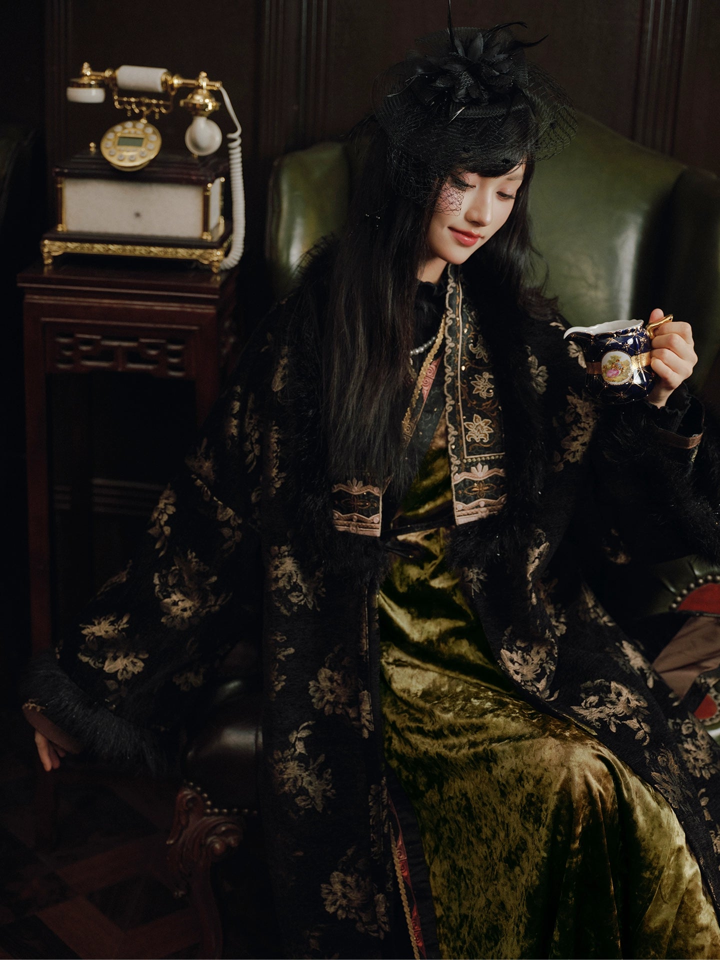 More than thirteen [floating gold honeysuckle] bronzing straight neck cardigan velvet collar long shirt