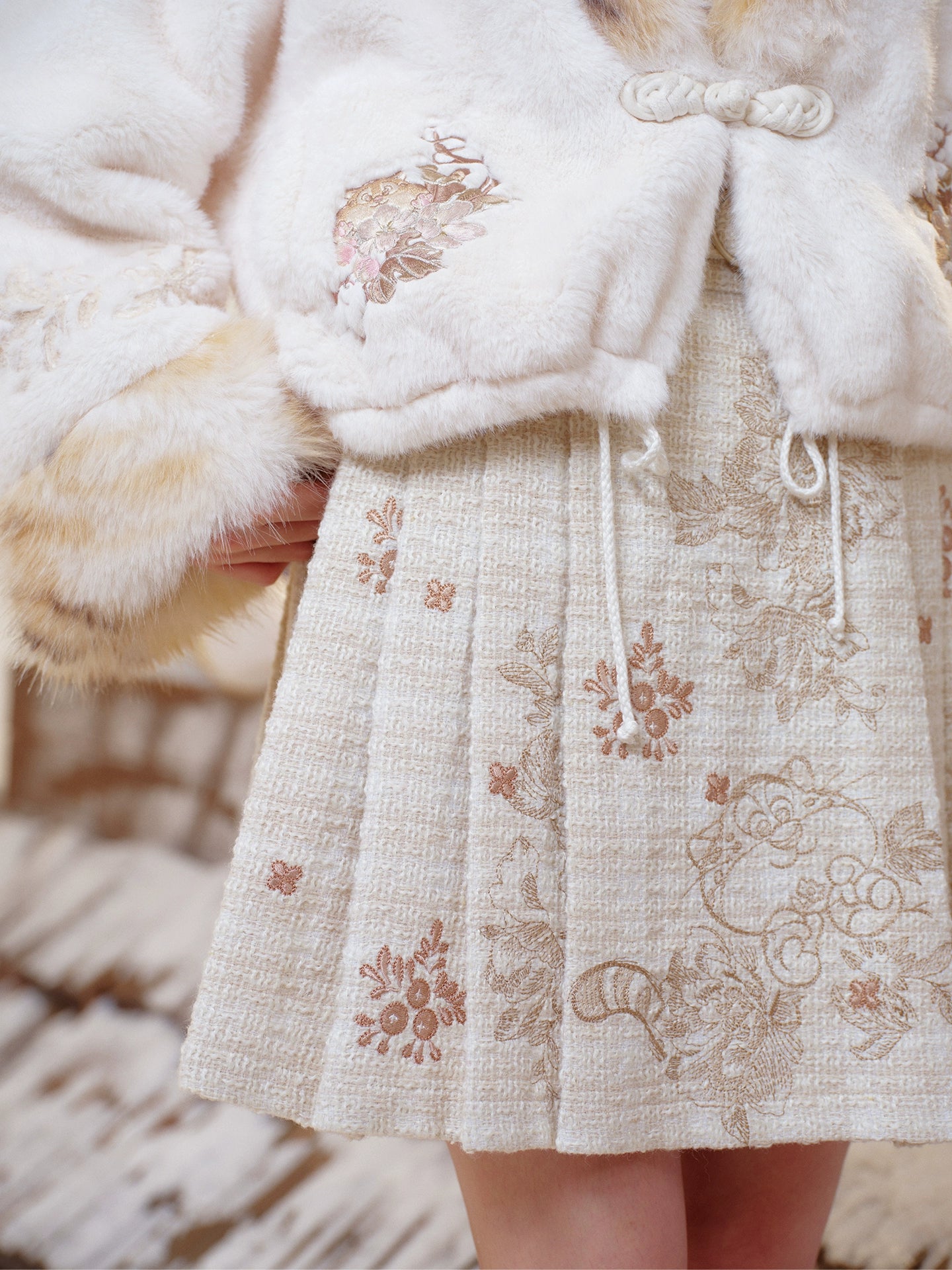 More than thirteen [leopard donut] fur coat embroidered skirt