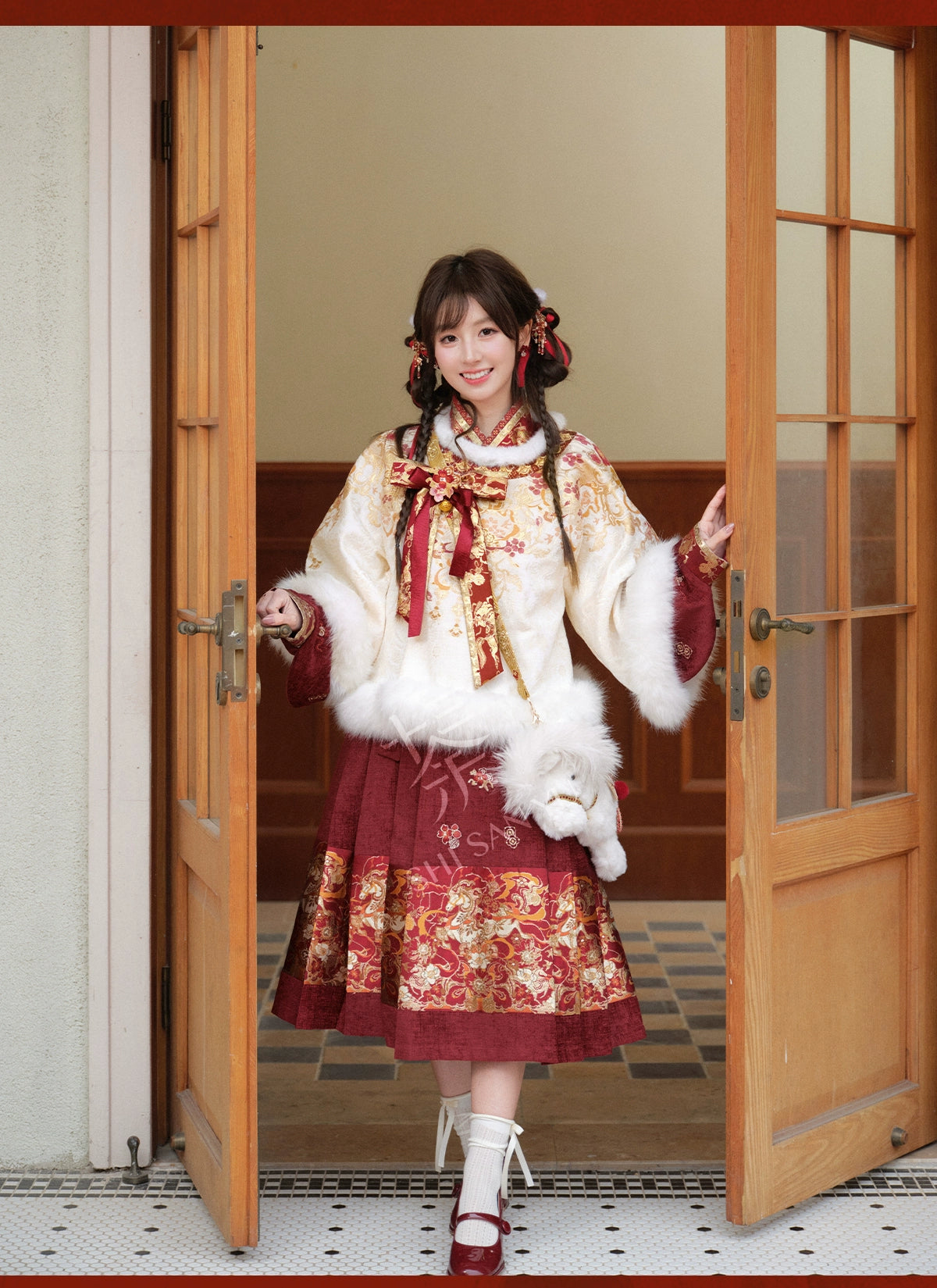 More than thirteen [Bai Ma Jia years old] woven gold round neck jacket improved dress