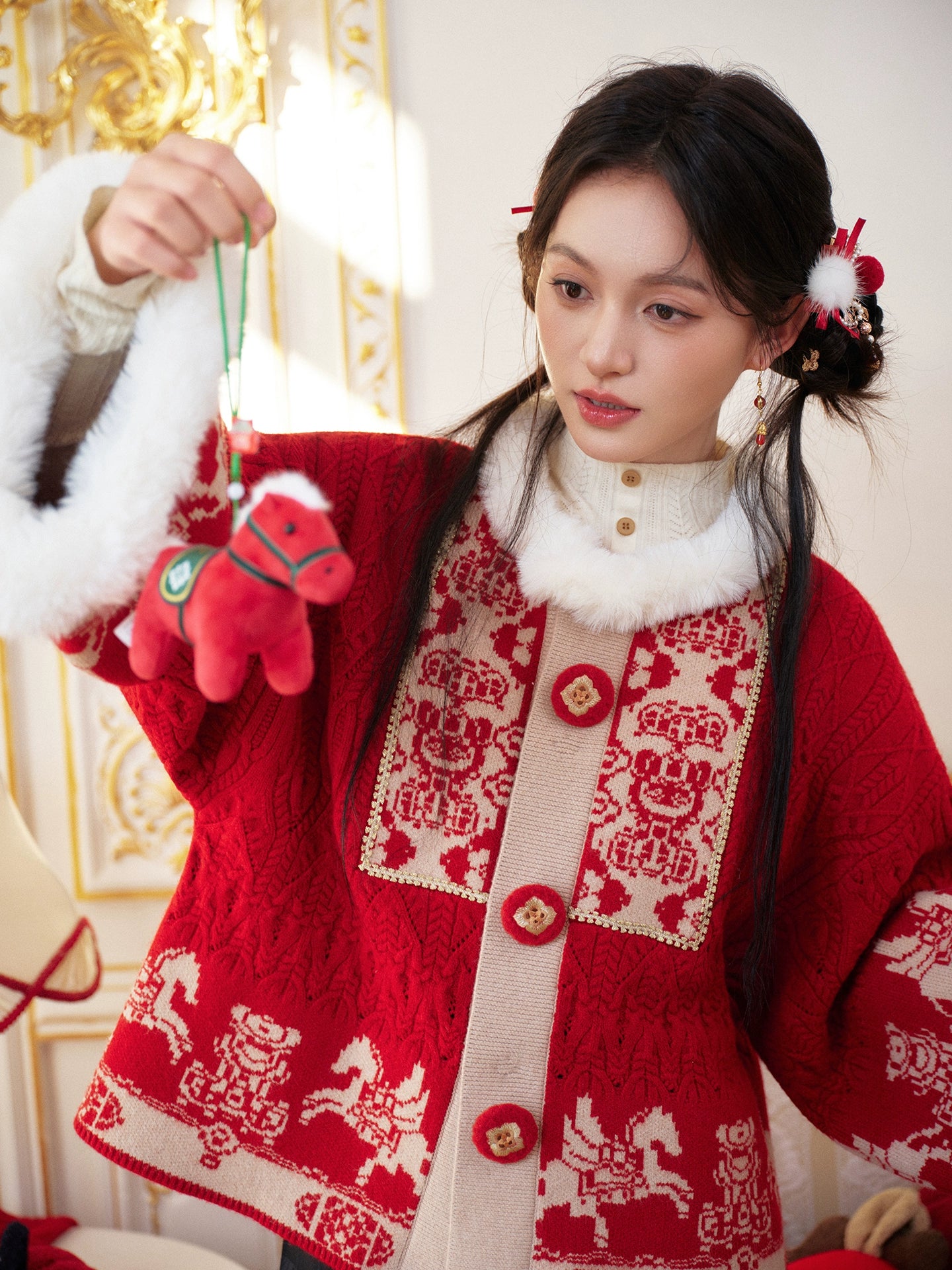 More than thirteen [wing horse] red coat New Year's dress