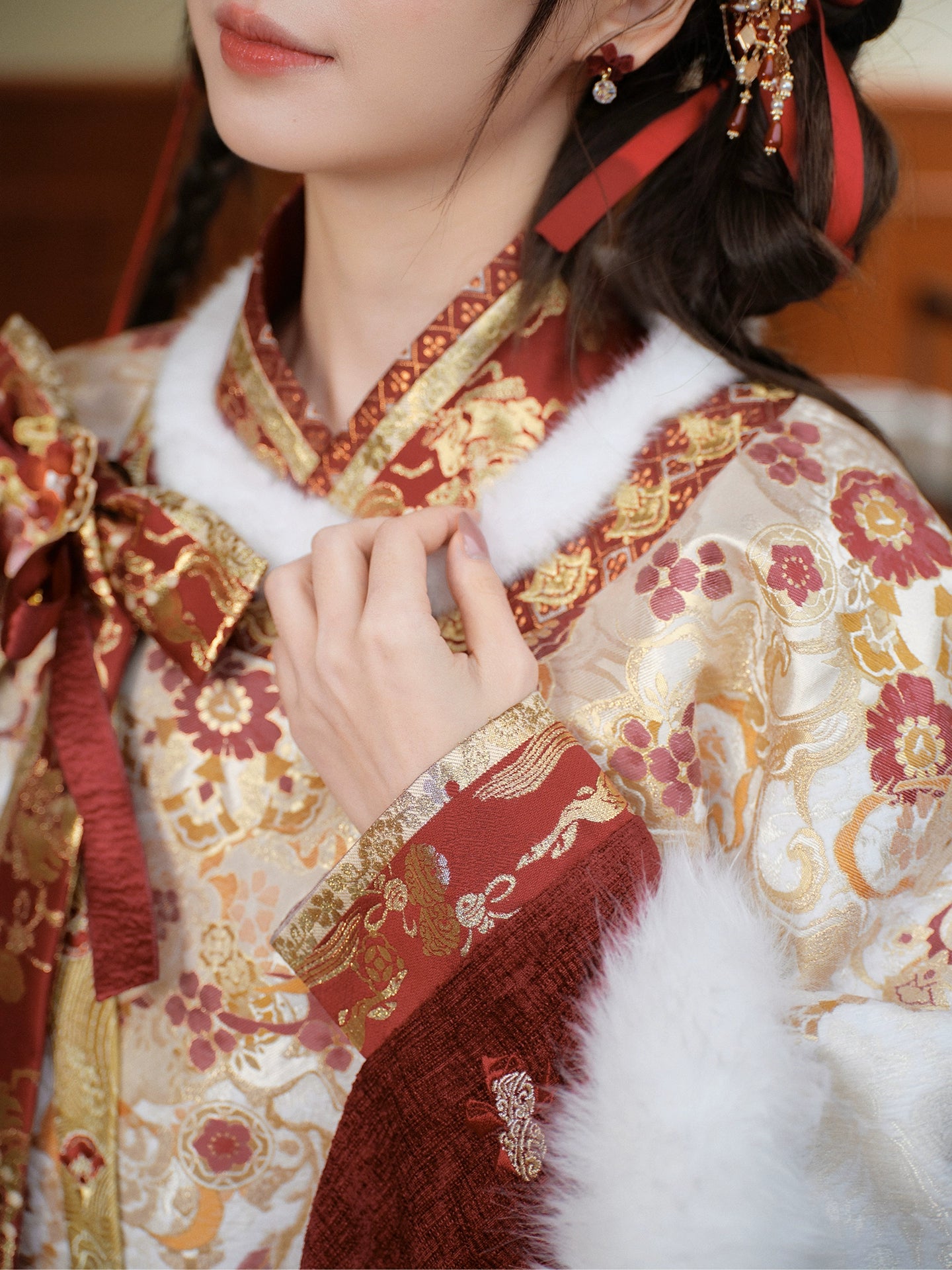 More than thirteen [Bai Ma Jia years old] woven gold round neck jacket improved dress