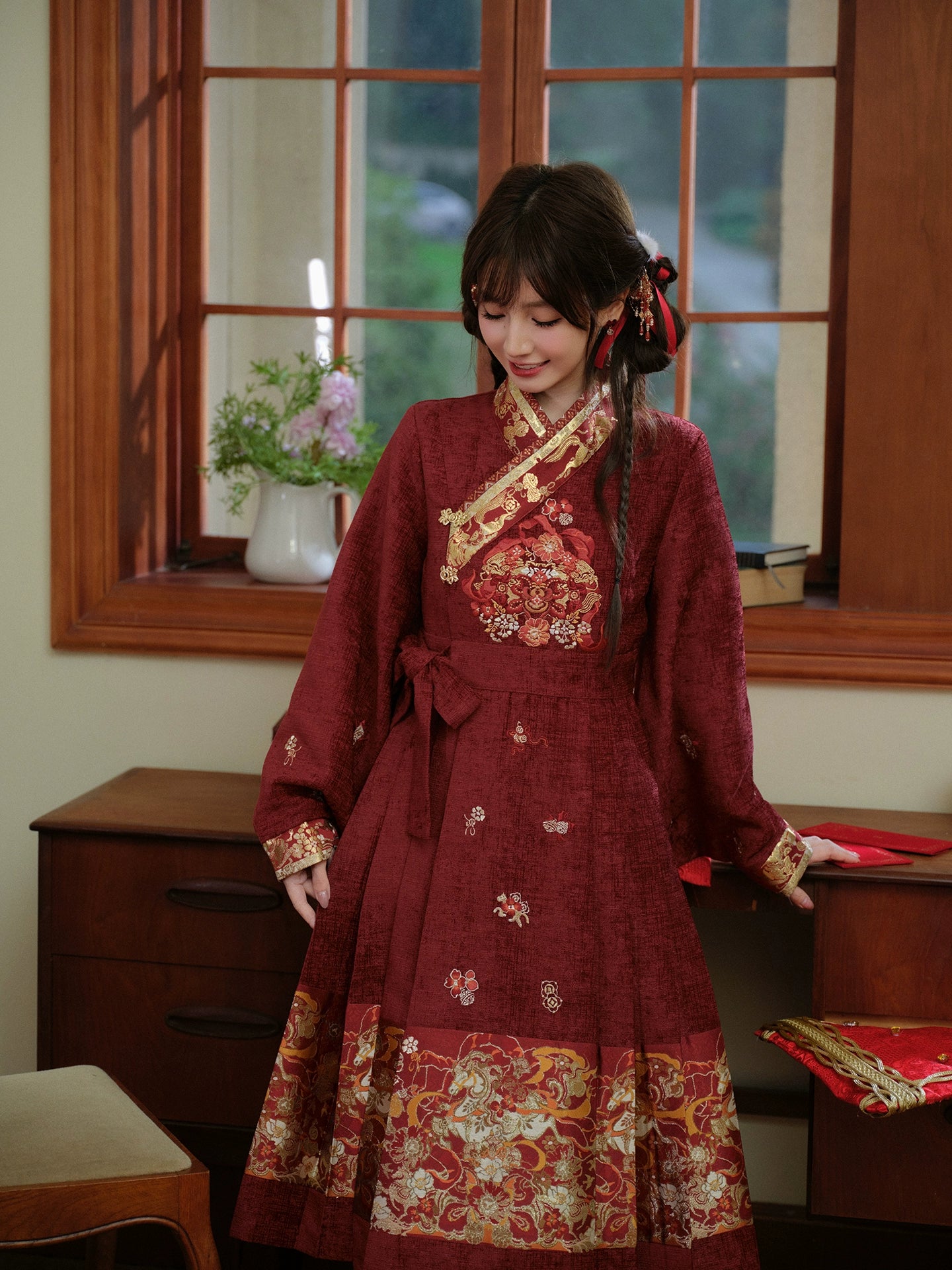 More than thirteen [Bai Ma Jia years old] woven gold round neck jacket improved dress