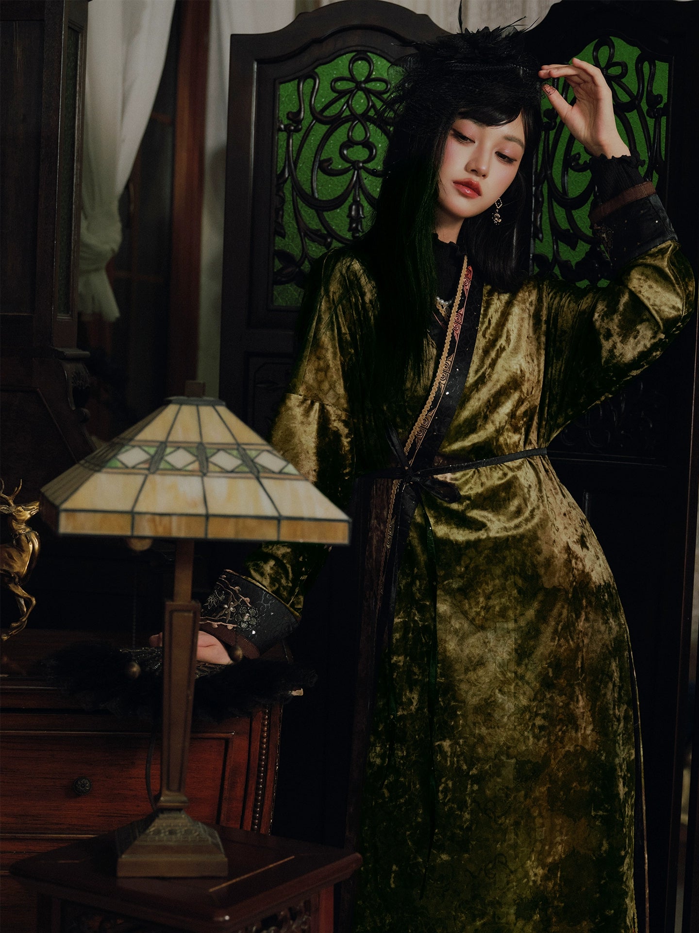 More than thirteen [floating gold honeysuckle] bronzing straight neck cardigan velvet collar long shirt