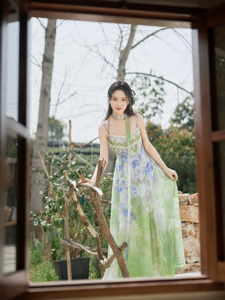 More than thirteen [into the painting] Tencel smudging contrasting color embroidery suspender skirt modern HanFuDreams