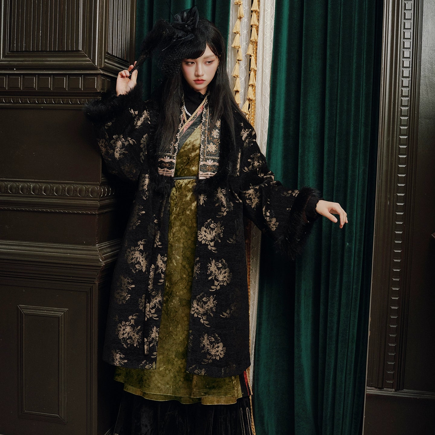 More than thirteen [floating gold honeysuckle] bronzing straight neck cardigan velvet collar long shirt