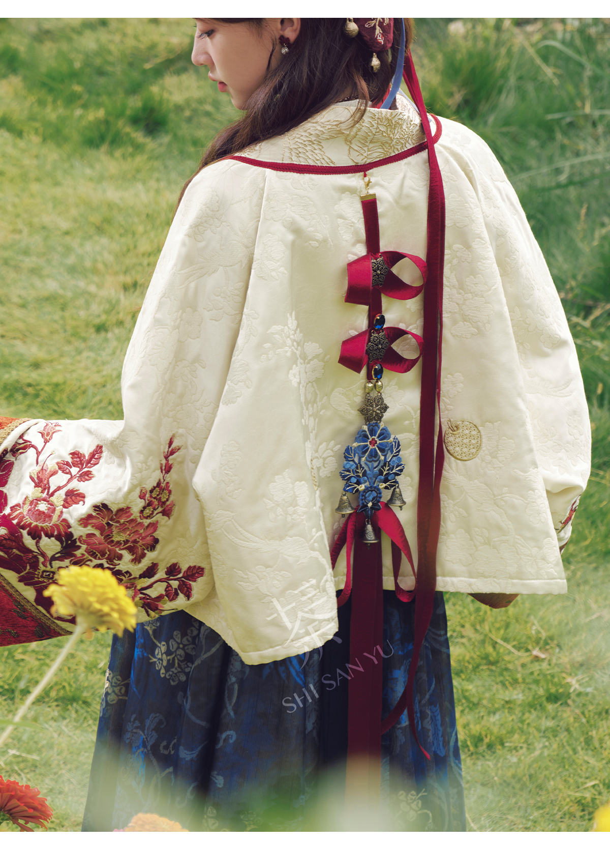 More than thirteen [Banquet of Red Apples] red and blue embroidered ribbon accessories