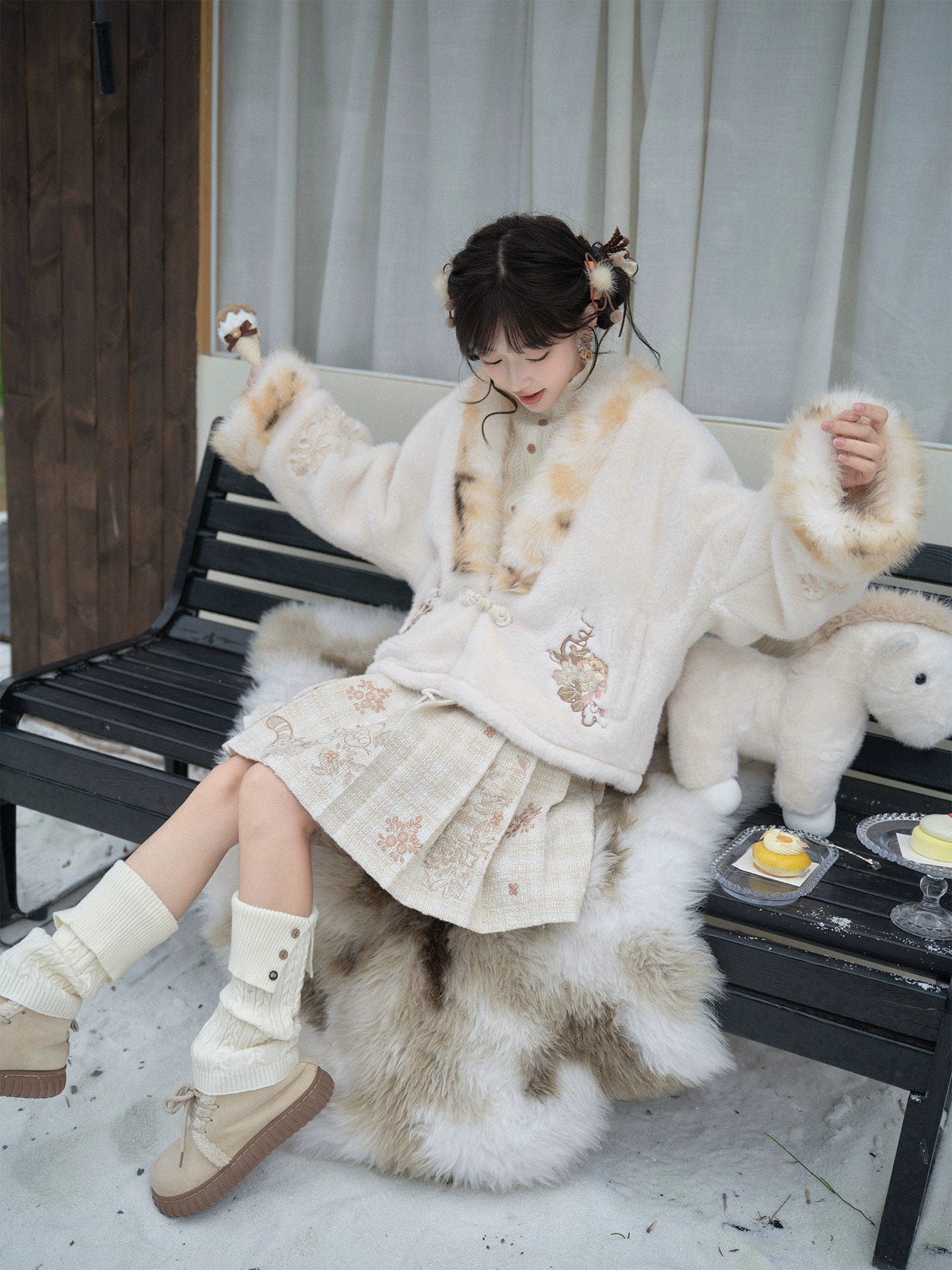More than thirteen [leopard donut] fur coat embroidered skirt
