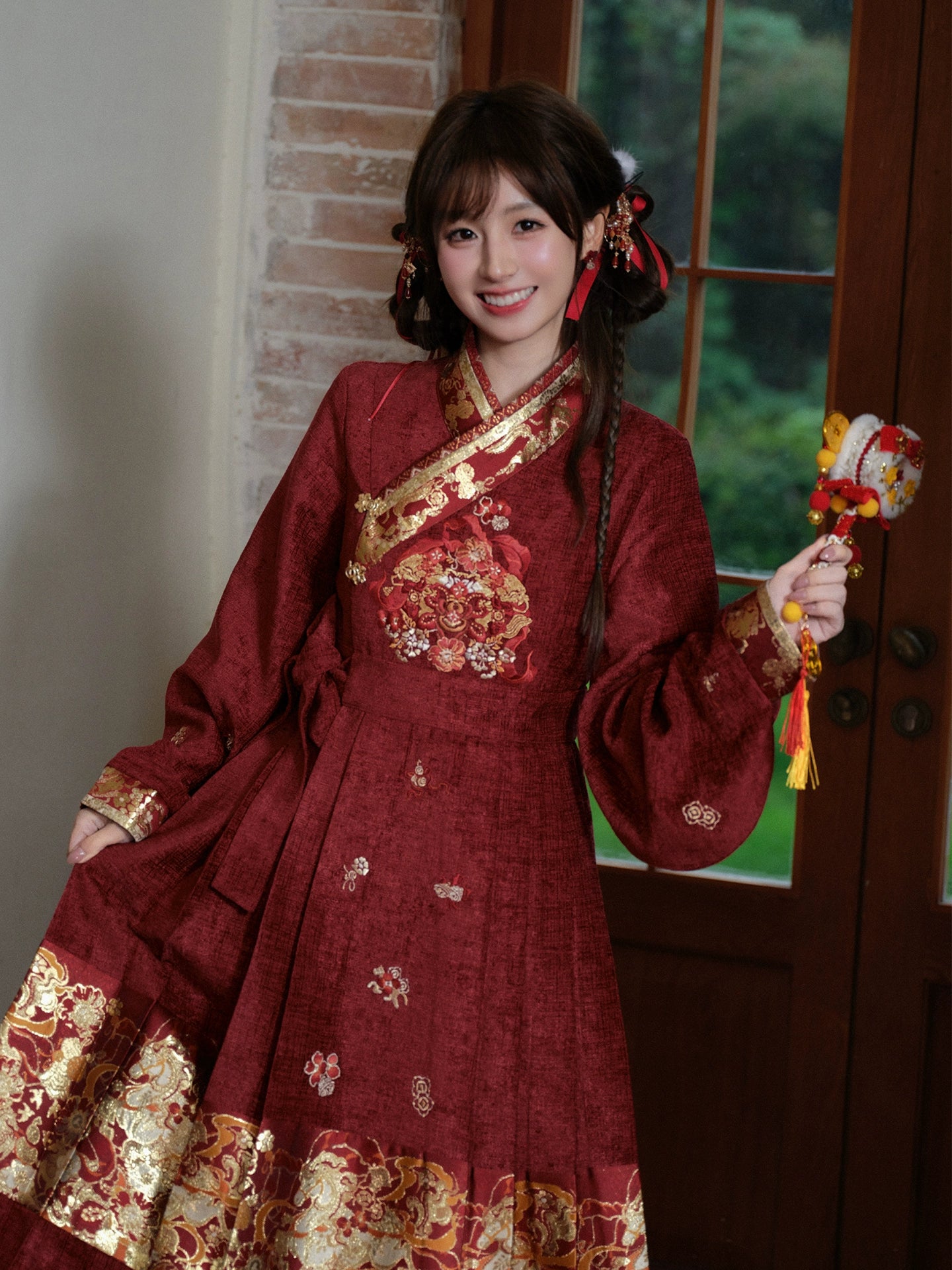 More than thirteen [Bai Ma Jia years old] woven gold round neck jacket improved dress