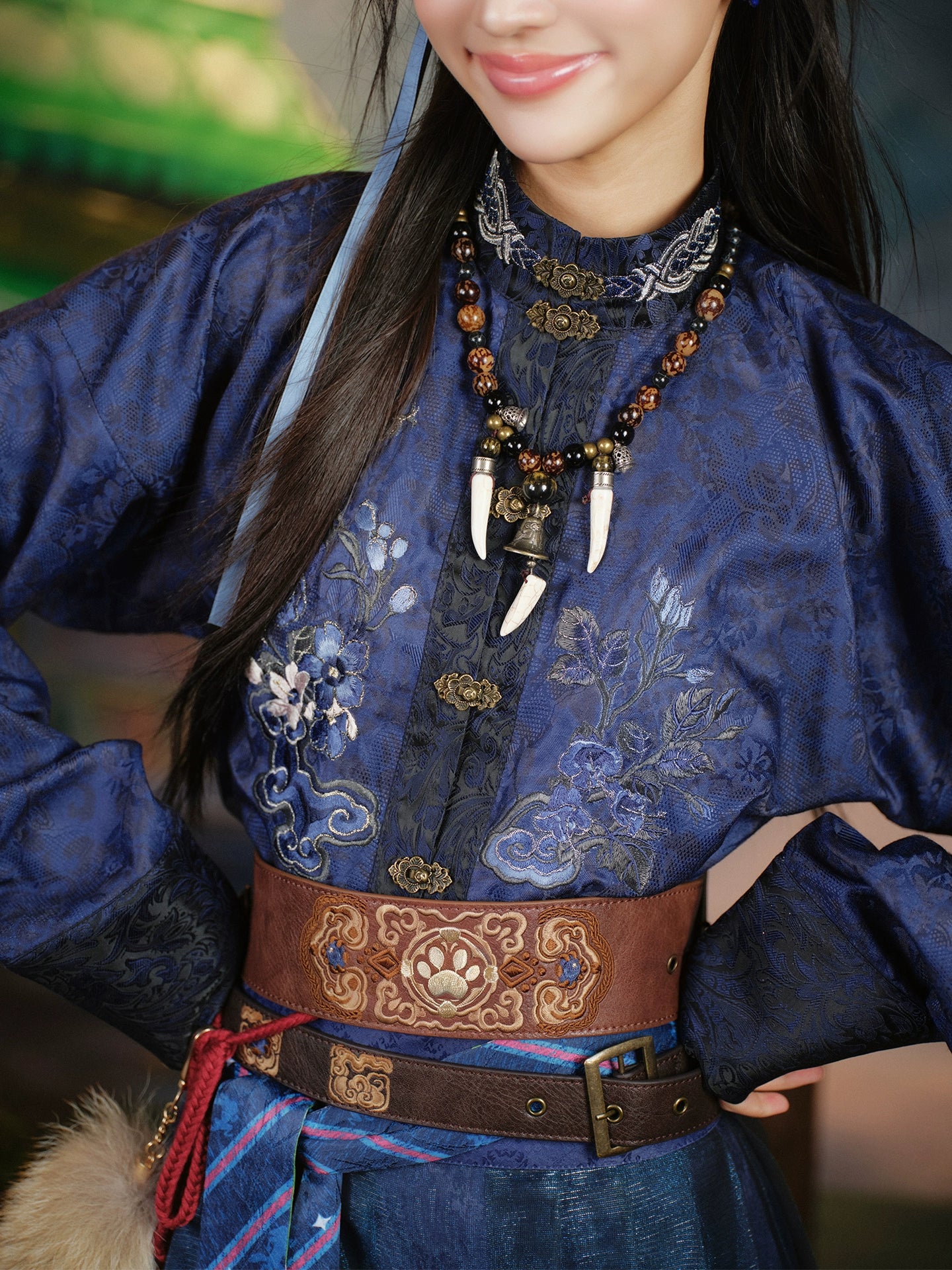 More than thirteen [returning at night] jacquard stand-up collar pair of embroidered shirts