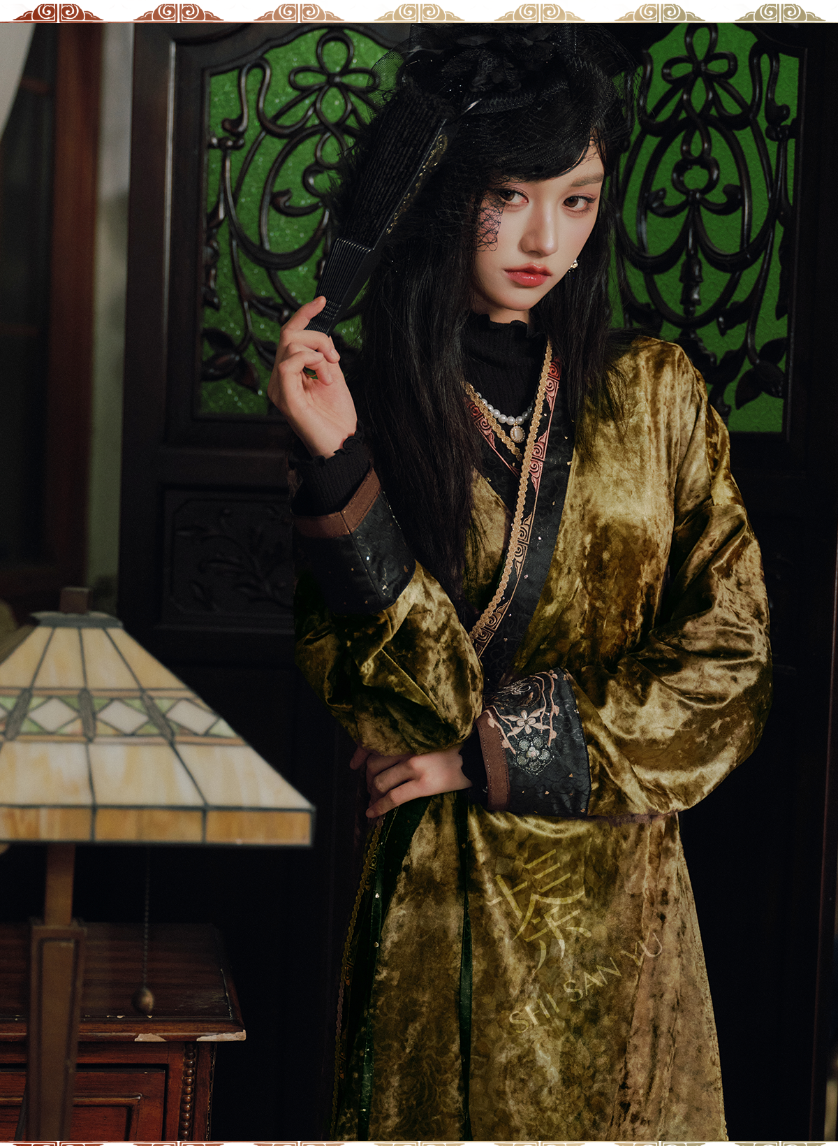 More than thirteen [floating gold honeysuckle] bronzing straight neck cardigan velvet collar long shirt