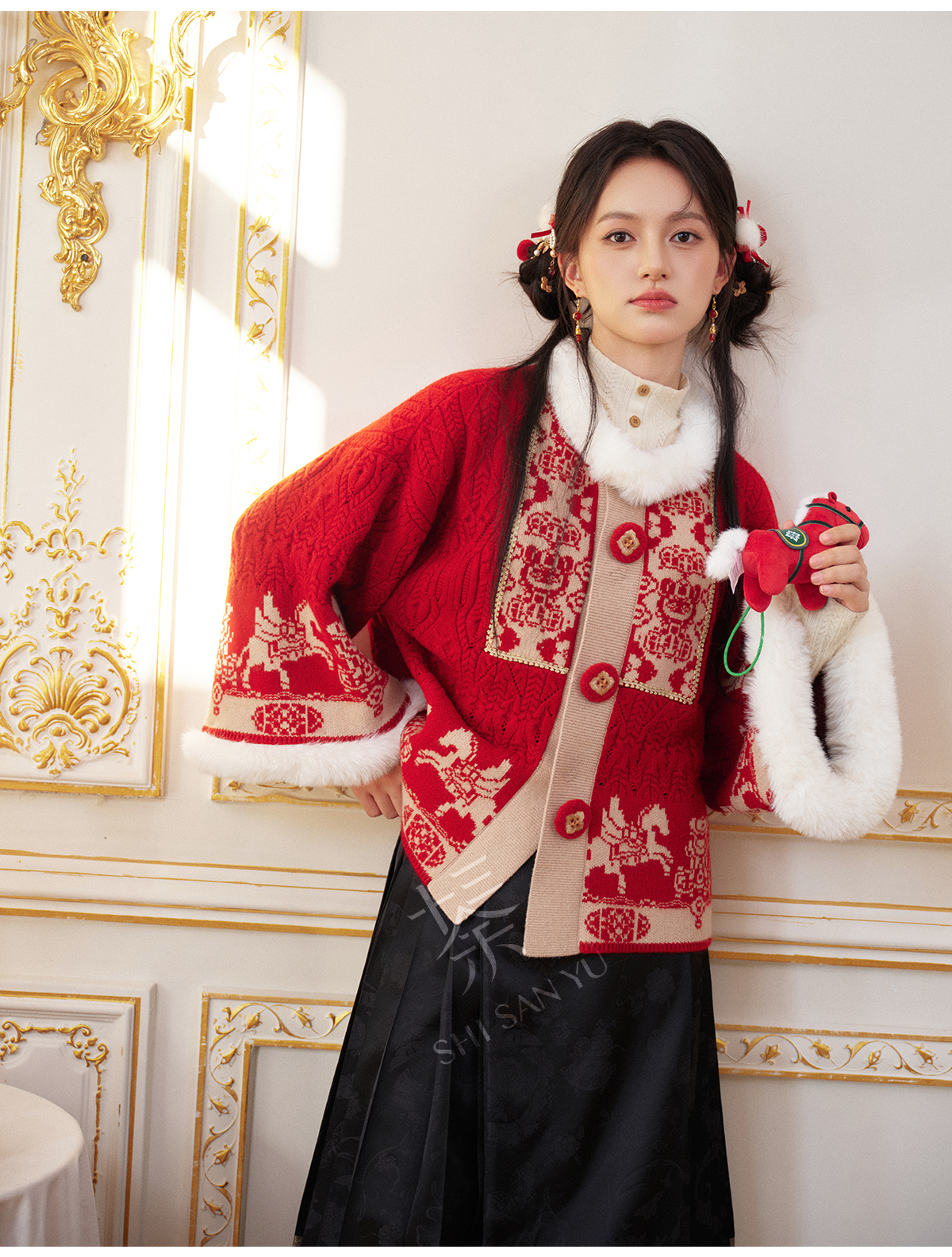 More than thirteen [wing horse] red coat New Year's dress