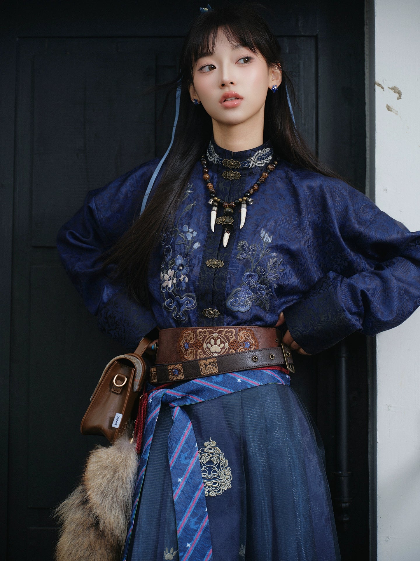 More than thirteen [returning at night] jacquard stand-up collar pair of embroidered shirts