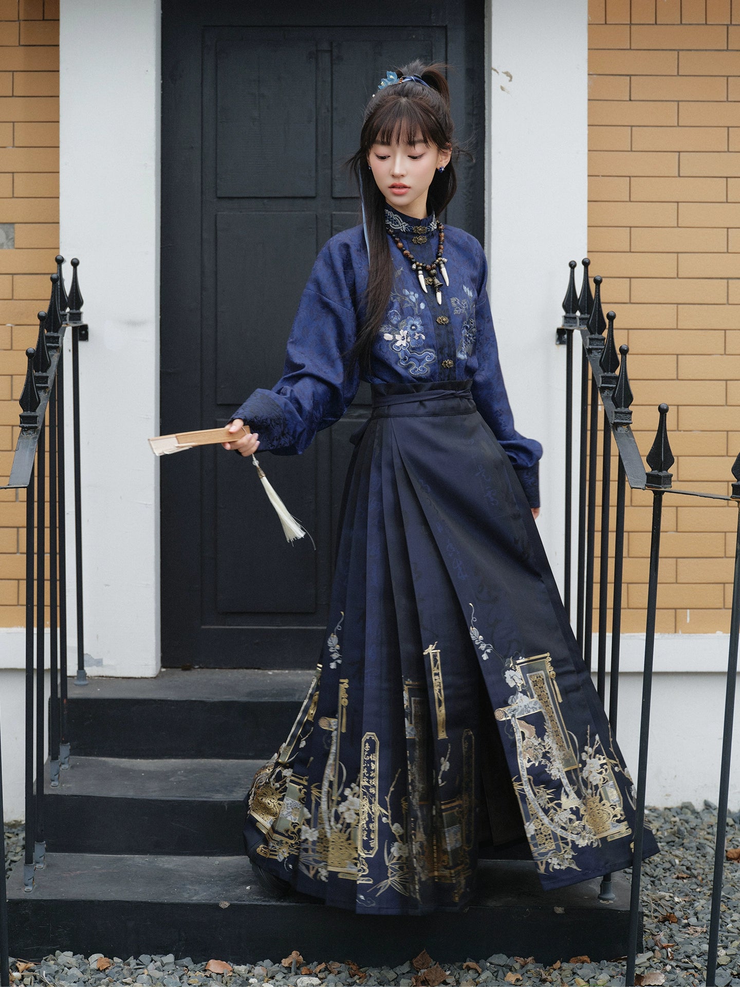 More than thirteen [returning at night] jacquard stand-up collar pair of embroidered shirts